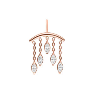 Ajuste de piercing de oro rosa con cinco cristales claros en forma de lágrima colgando de cadenas, sobre fondo blanco