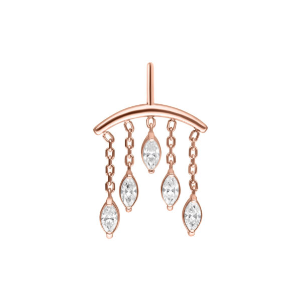 Ajuste de piercing de oro rosa con cinco cristales claros en forma de lágrima colgando de cadenas, sobre fondo blanco