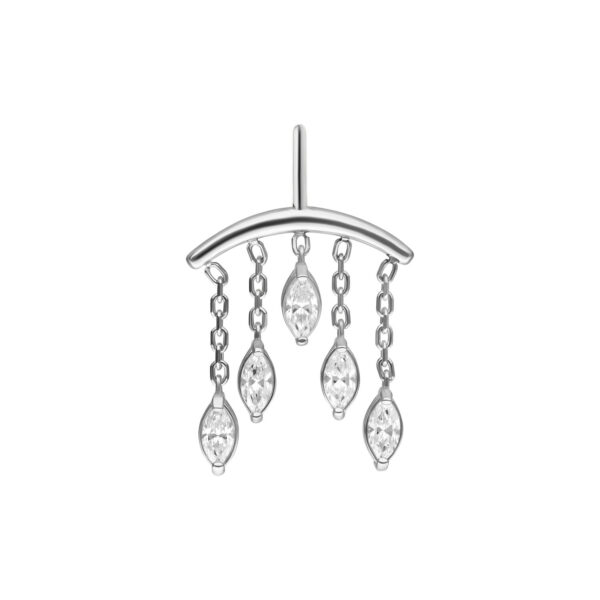 Ajuste de piercing plateado con cinco cristales claros en cadenas, sobre fondo blanco