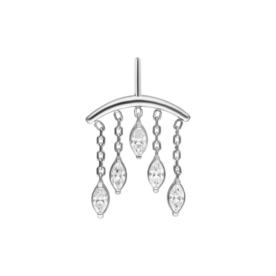 Ajuste de piercing plateado con cinco cristales claros en cadenas, sobre fondo blanco