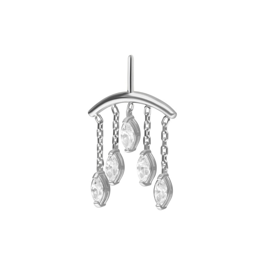 Accesorio de hélice plateado con cinco colgantes ovalados de cristal claro en cadenas sobre fondo blanco