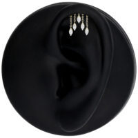Modelo de oreja negra con accesorios Helix Oval Drop plateados, sobre fondo negro