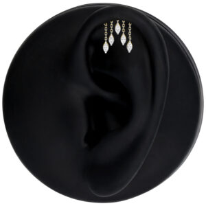 Modelo de oreja negra con accesorios Helix Oval Drop plateados, sobre fondo negro