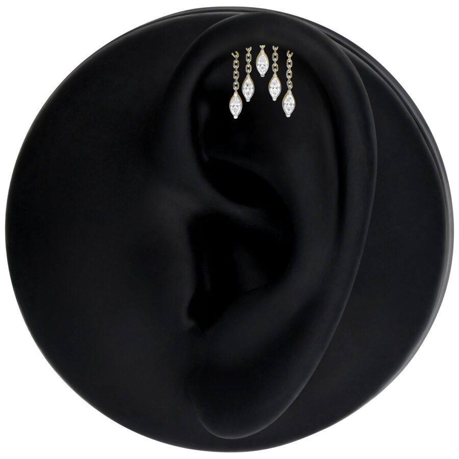 Modelo de oreja negra con accesorios Helix Oval Drop plateados, sobre fondo negro
