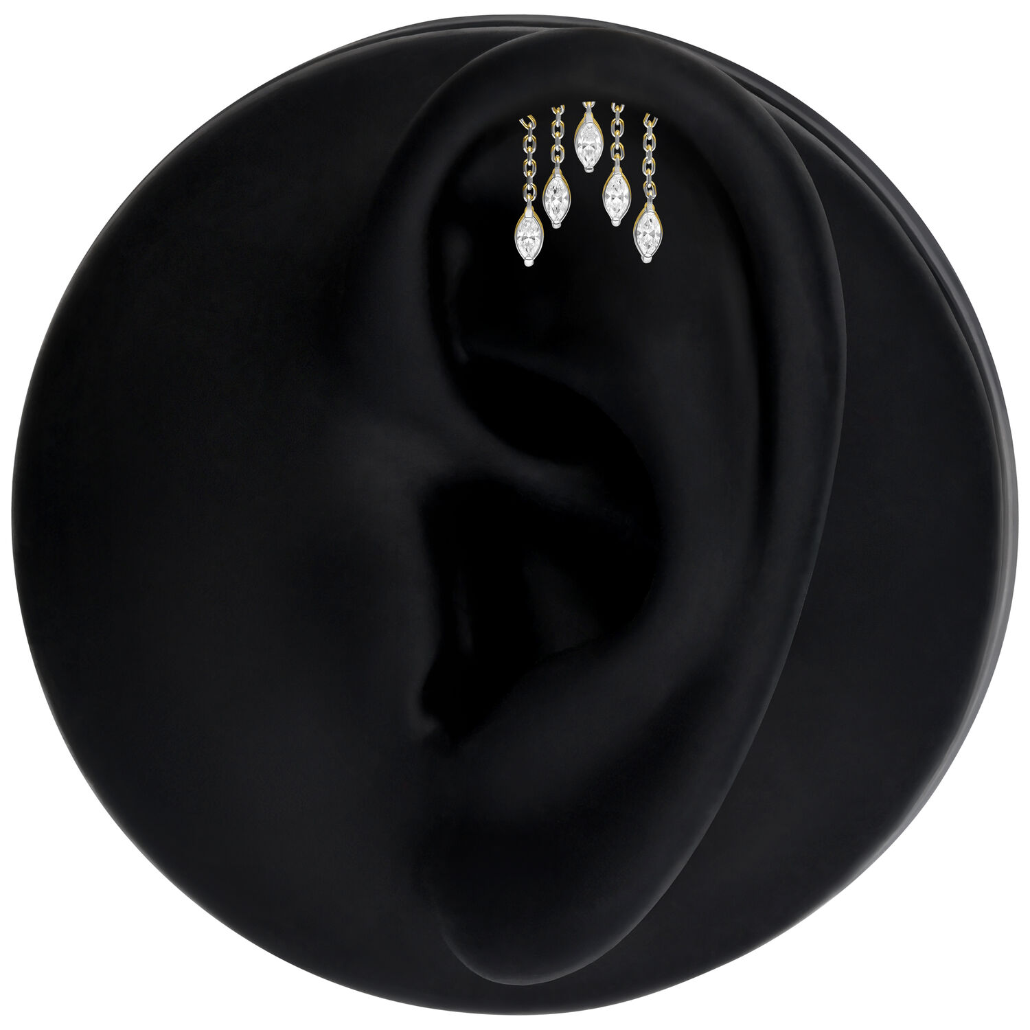 Modelo de oreja negra con accesorios Helix Oval Drop plateados, sobre fondo negro