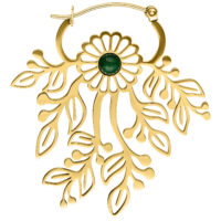 Pendientes dorados con diseño de hojas Pendientes dorados con diseño floral de hojas y piedra verde en el centro sobre fondo blanco