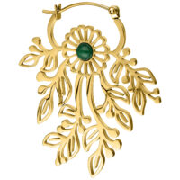 Pendientes dorados con diseño de hoja Pendientes dorados con diseño de hoja delicado y piedra verde, sobre fondo blanco