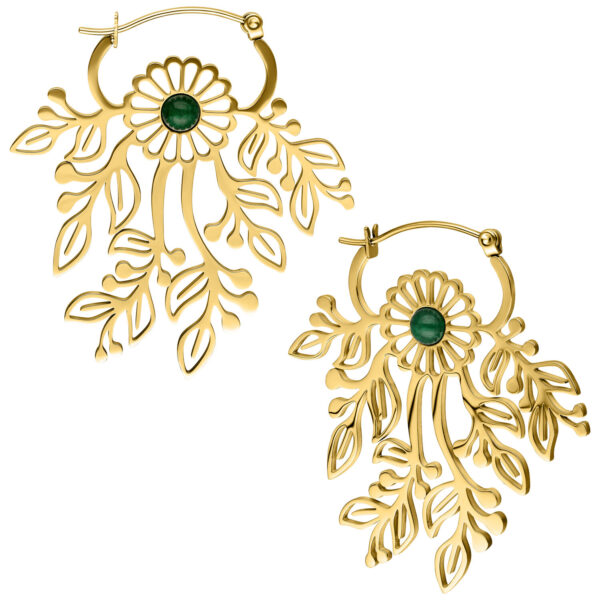 Dos pendientes dorados con diseño floral y piedra verde, sobre fondo blanco