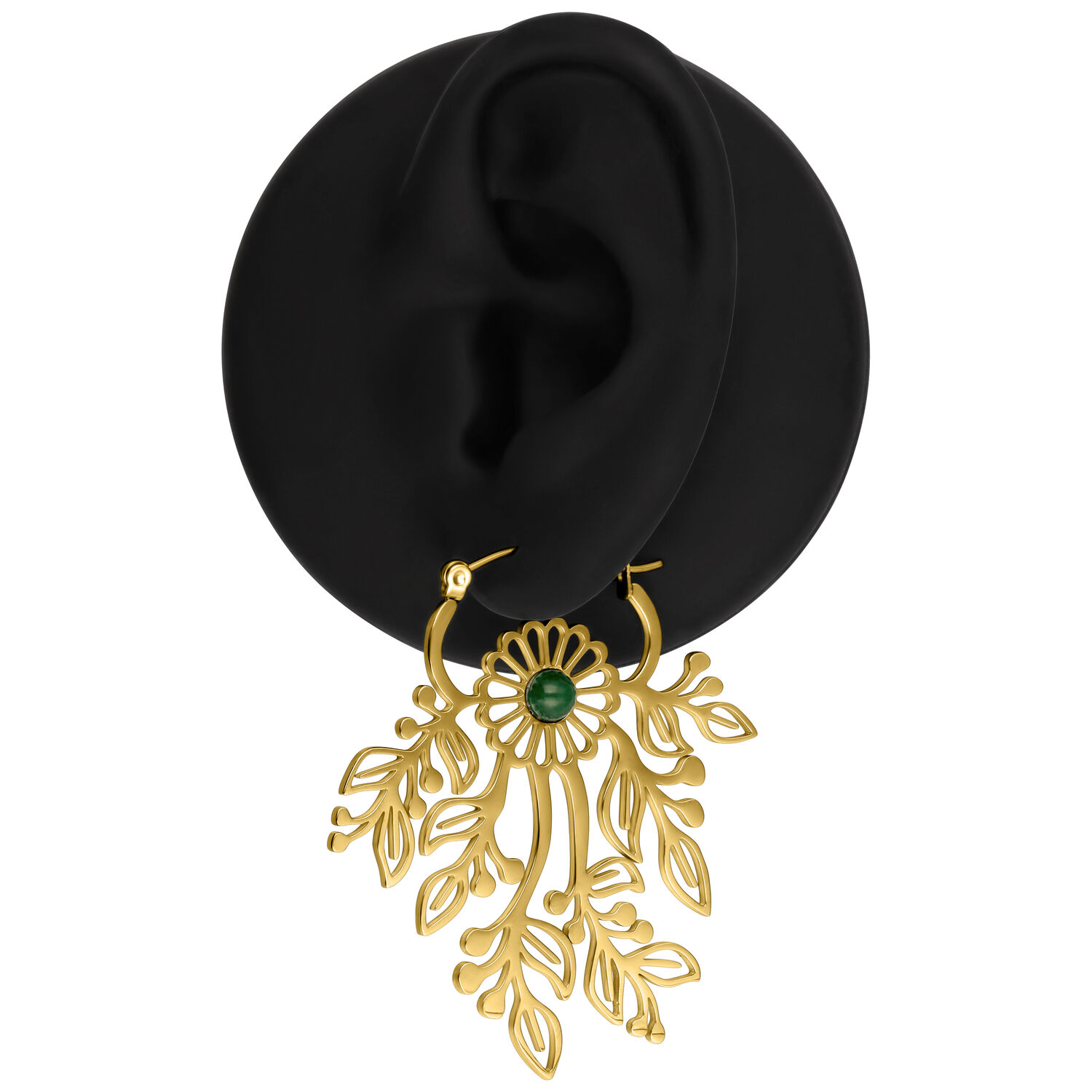 Pendientes dorados con diseño de hojas Pendientes dorados con diseño de hojas delicadas y piedra verde, presentados en un modelo de oreja negra