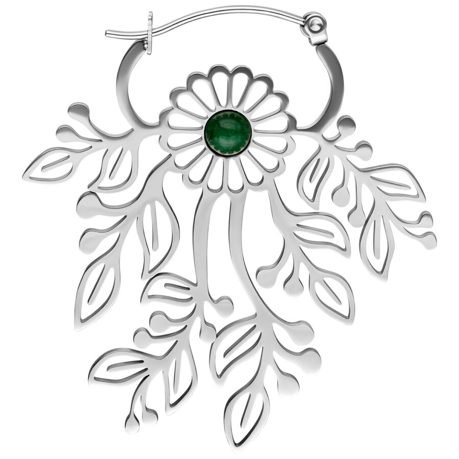 Pendientes de plata en forma de hoja con piedra verde sobre fondo blanco