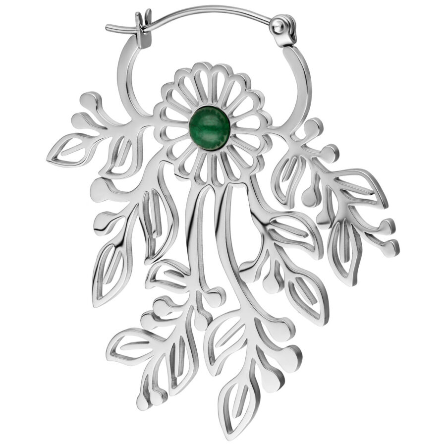 Pendientes plateados con diseño de hojas delicado y piedra verde en el centro, sobre fondo blanco