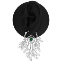 Pendientes de plata con diseño de hojas Pendientes de plata con diseño de hojas delicadas en un expositor negro