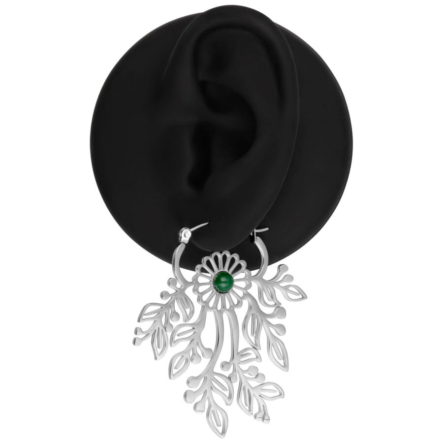 Pendientes de plata con diseño de hojas delicadas en un expositor negro