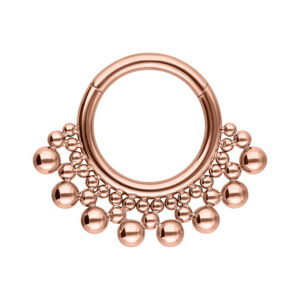 Septum Clicker de titanio rosado con diseño de bolas sobre fondo blanco