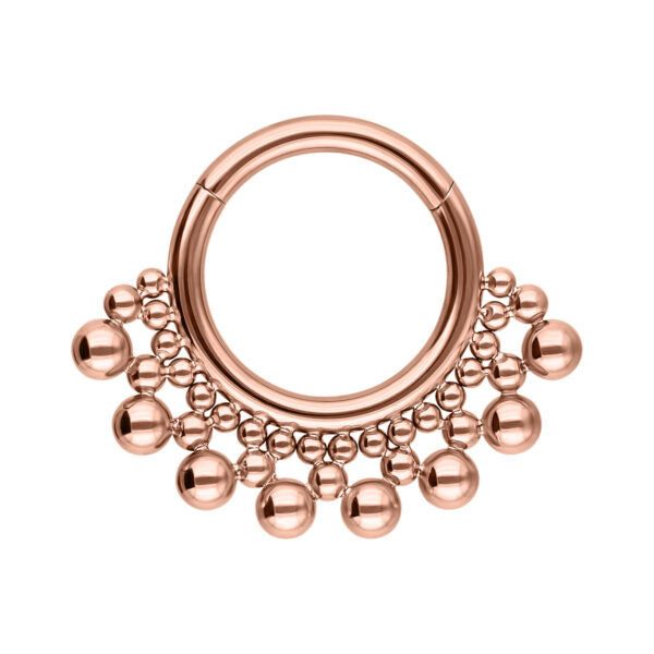 Septum Clicker de titanio rosado con diseño de bolas sobre fondo blanco