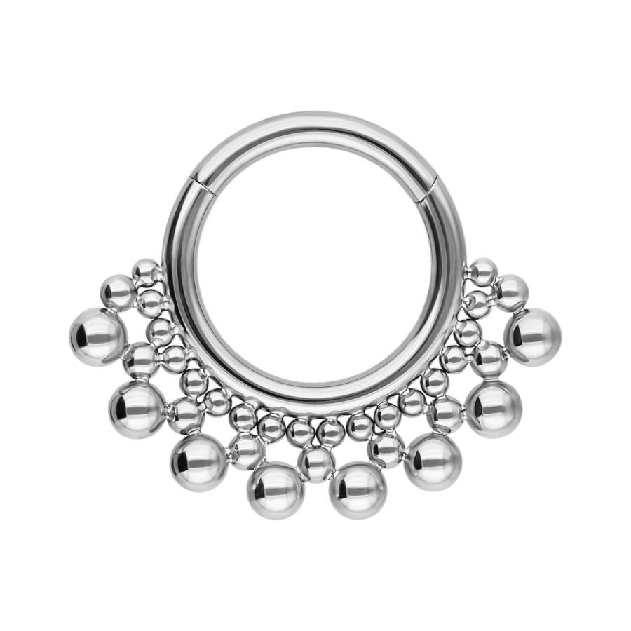 Clicker de septum plateado con detalles de bolas sobre fondo blanco
