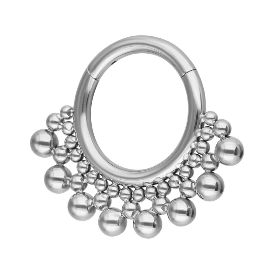 Clicker de septum plateado con diseño de burbujas de titanio, sobre fondo blanco