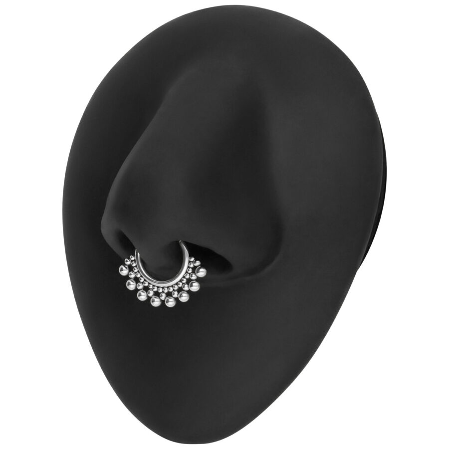 Clicker de septum plateado con decoración de perlas en pantalla nasal negra