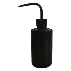 Botella negra de 250 ml con pico largo y curvado sobre fondo blanco