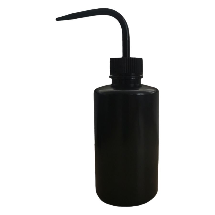 Botella de lavado negra 250 ml para tatuadores Botella negra de 250 ml con pico largo y curvado sobre fondo blanco