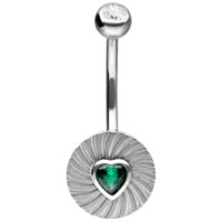 Bananabell plateado con diseño de corazón estriado y piedra verde esmeralda sobre fondo blanco