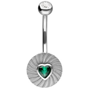 Bananabell plateado con diseño de corazón estriado y piedra verde esmeralda sobre fondo blanco