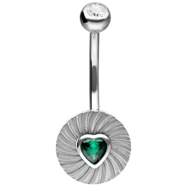 Bananabell plateado con diseño de corazón estriado y piedra verde esmeralda sobre fondo blanco