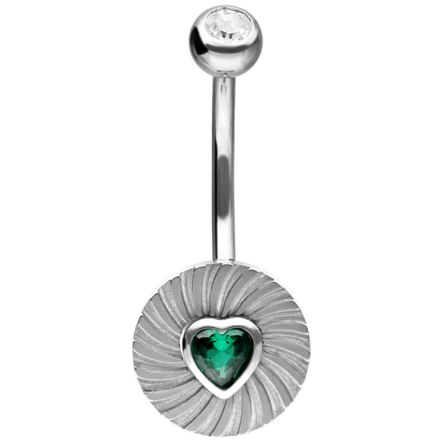 Bananabell plateado con diseño de corazón estriado y piedra verde esmeralda sobre fondo blanco