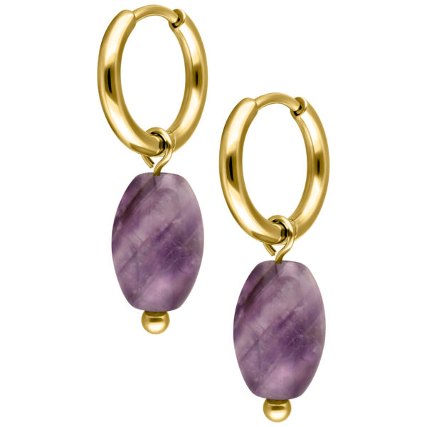 Pendientes dorados con piedras de amatista moradas sobre fondo blanco