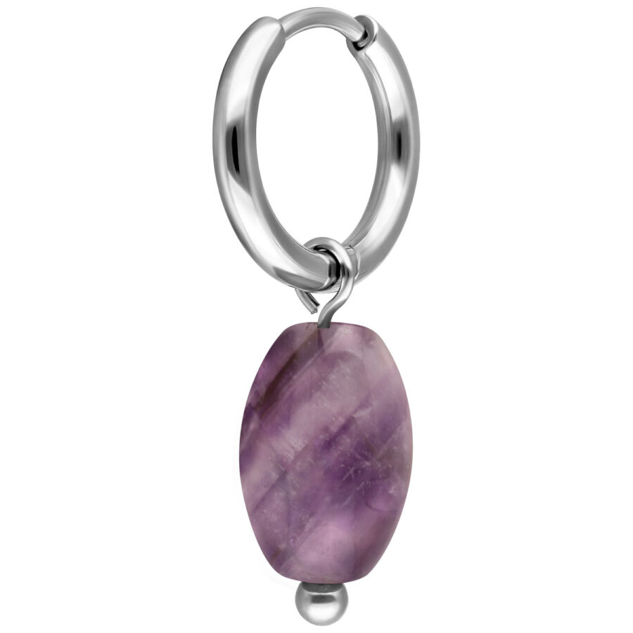 Aro de plata con un colgante de amatista en forma de gota, color lila, sobre fondo blanco