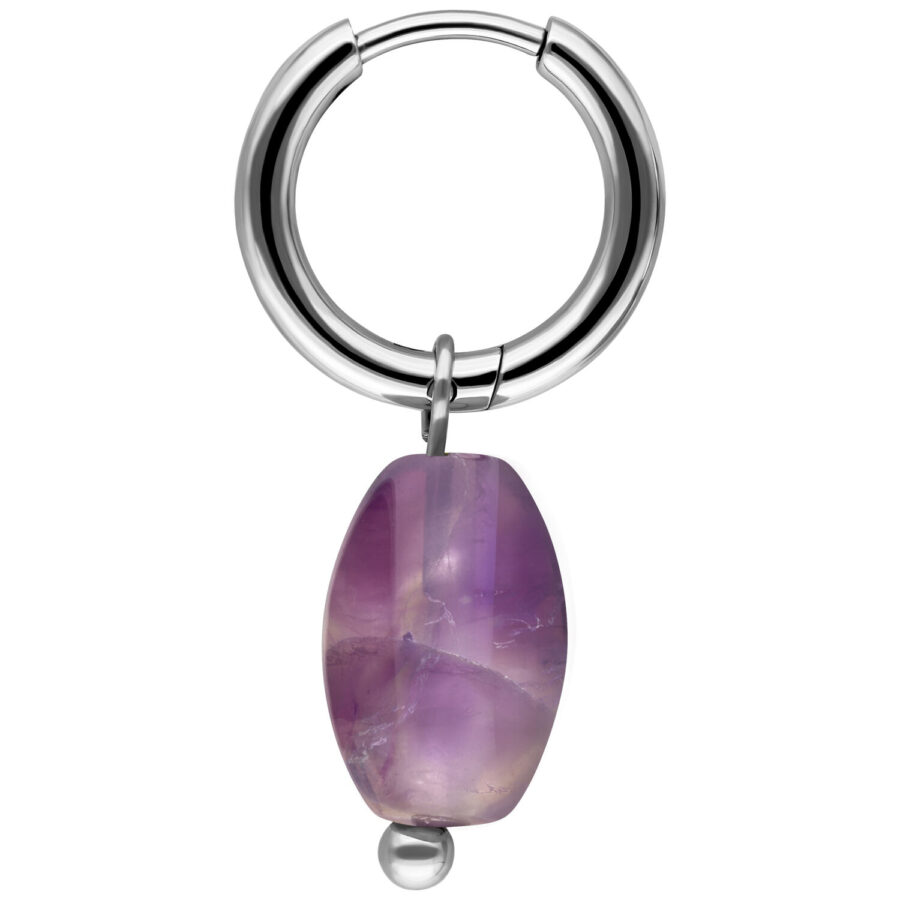 Aro de plata con un colgante de amatista morado sobre fondo blanco