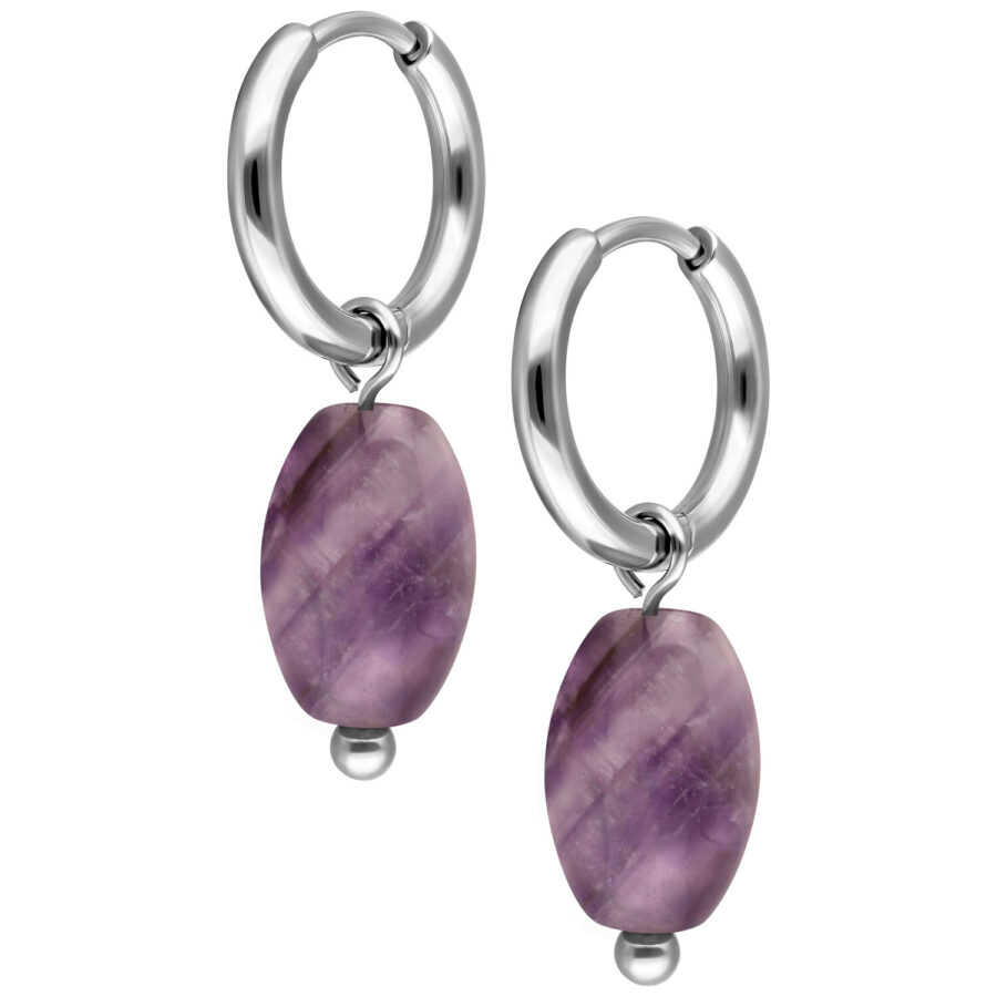 Dos aros de plata con colgante de amatista violeta sobre fondo blanco