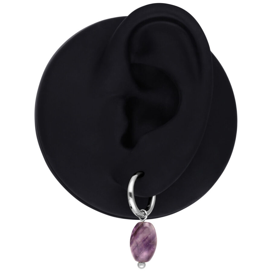 Modelo de oreja negra con anillo plateado y colgante de gota de amatista morada