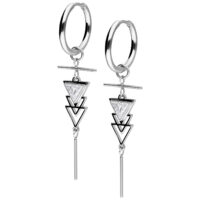 Pendientes plateados con colgantes de triángulo Pendientes plateados con aros redondos, colgantes de triángulo y barra en fondo blanco