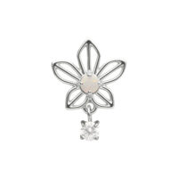 Aplique de jazmín en oro blanco con ópalo Aplique de flor de jazmín en oro blanco con ópalo sintético colgante sobre fondo blanco