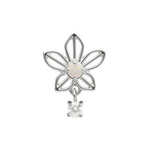 Aplique de flor de jazmín en oro blanco con ópalo sintético colgante sobre fondo blanco