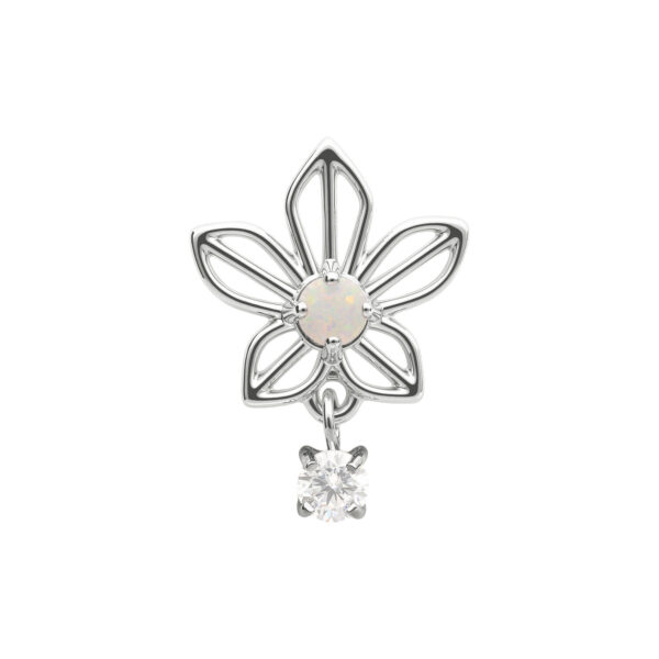 Aplique de flor de jazmín en oro blanco con ópalo sintético colgante sobre fondo blanco