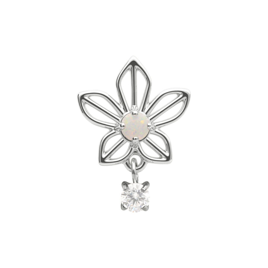 Aplique de flor de jazmín en oro blanco con ópalo sintético colgante sobre fondo blanco