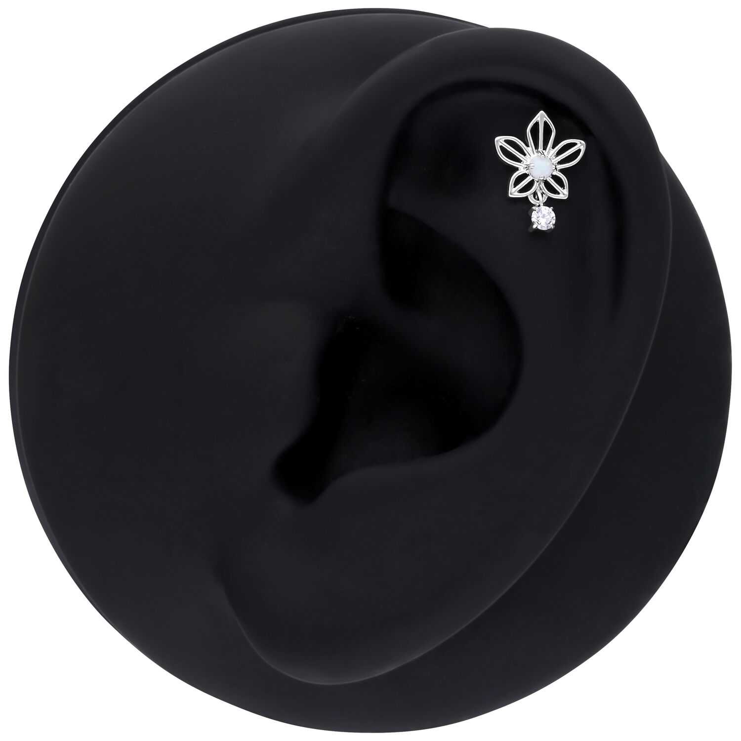 Pendiente de Jazmín Blossom de Oro Blanco Pendiente de oro blanco en forma de jazmín con ópalo sintético sobre fondo negro