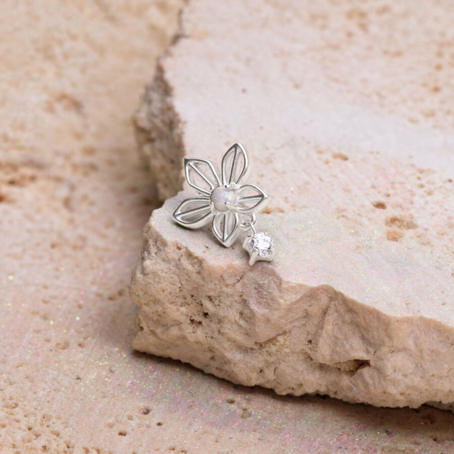 Ajuste de flor de jazmín en oro blanco con ópalo sintético sobre una piedra