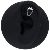 Corona de Cristal Push Fit de Plata con Cadena Accesorio de corona de cristal plateada con cadena en una oreja negra sobre fondo blanco