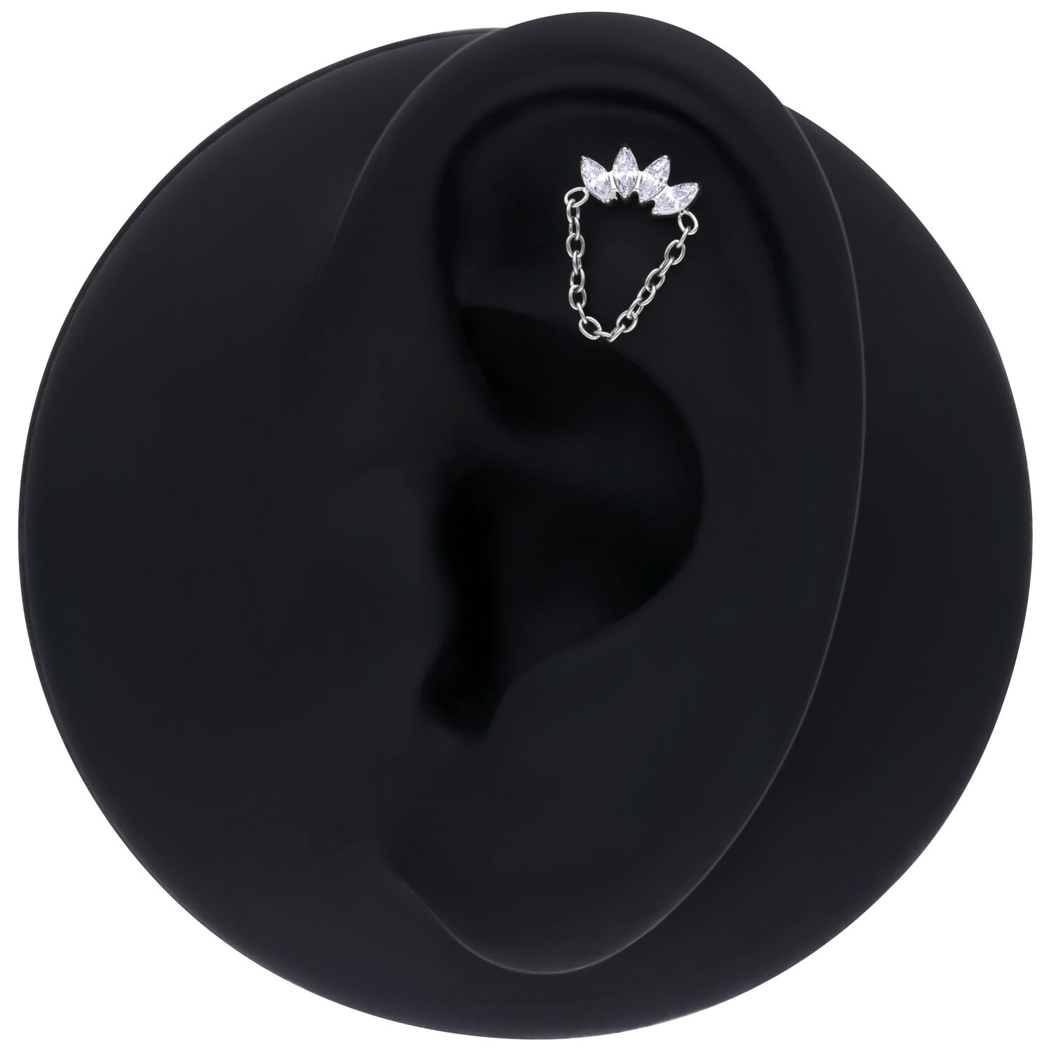 Corona de Cristal Push Fit de Plata con Cadena Accesorio de corona de cristal plateada con cadena en una oreja negra sobre fondo blanco