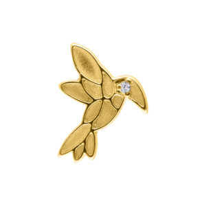 Aplique de colibrí dorado con piedra clara sobre fondo blanco