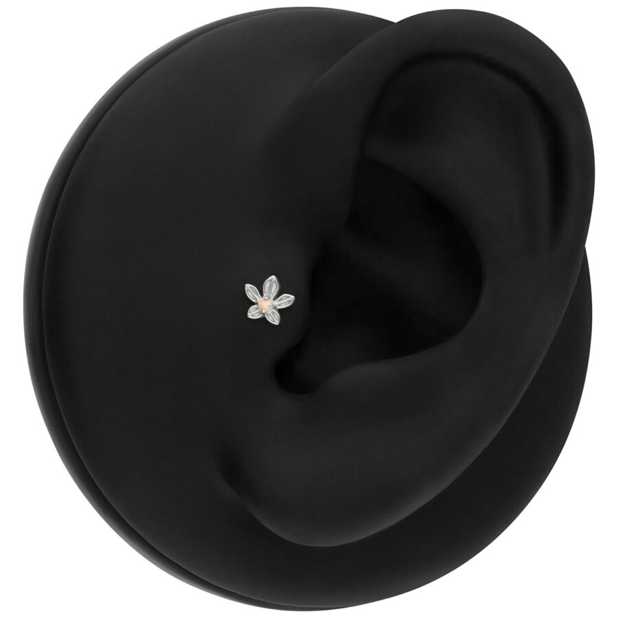 Adorno de flor de jazmín dorado con ópalo en modelo de oreja negra