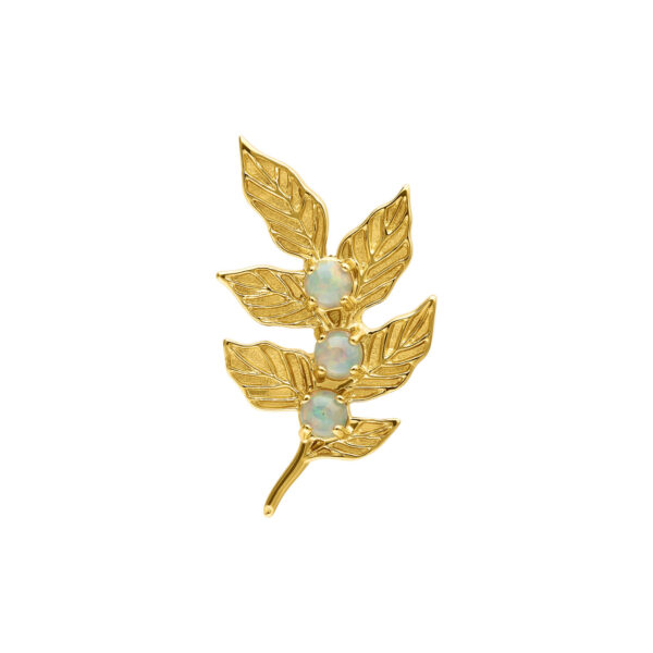 Colgante dorado en forma de hoja con tres piedras opalescentes sobre fondo blanco