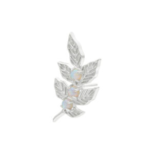 Adorno de hoja de oro blanco con piedras opalescentes sobre fondo blanco