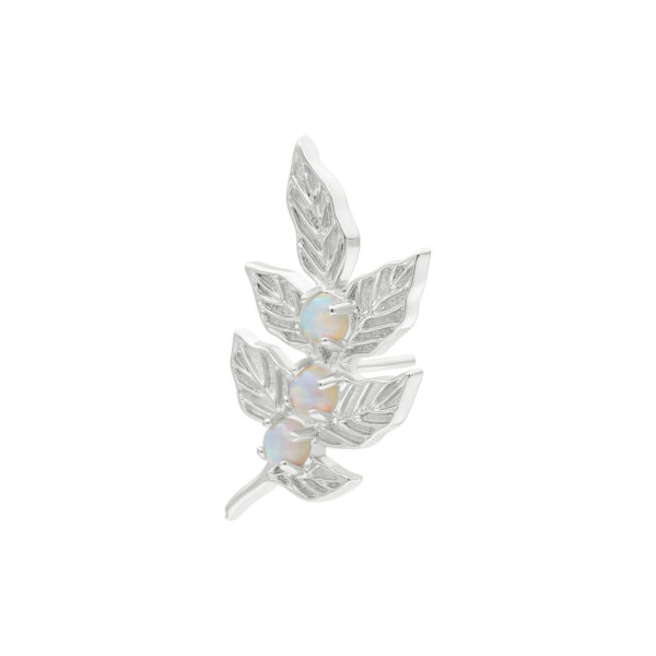 Adorno de hoja de oro blanco con piedras opalescentes sobre fondo blanco