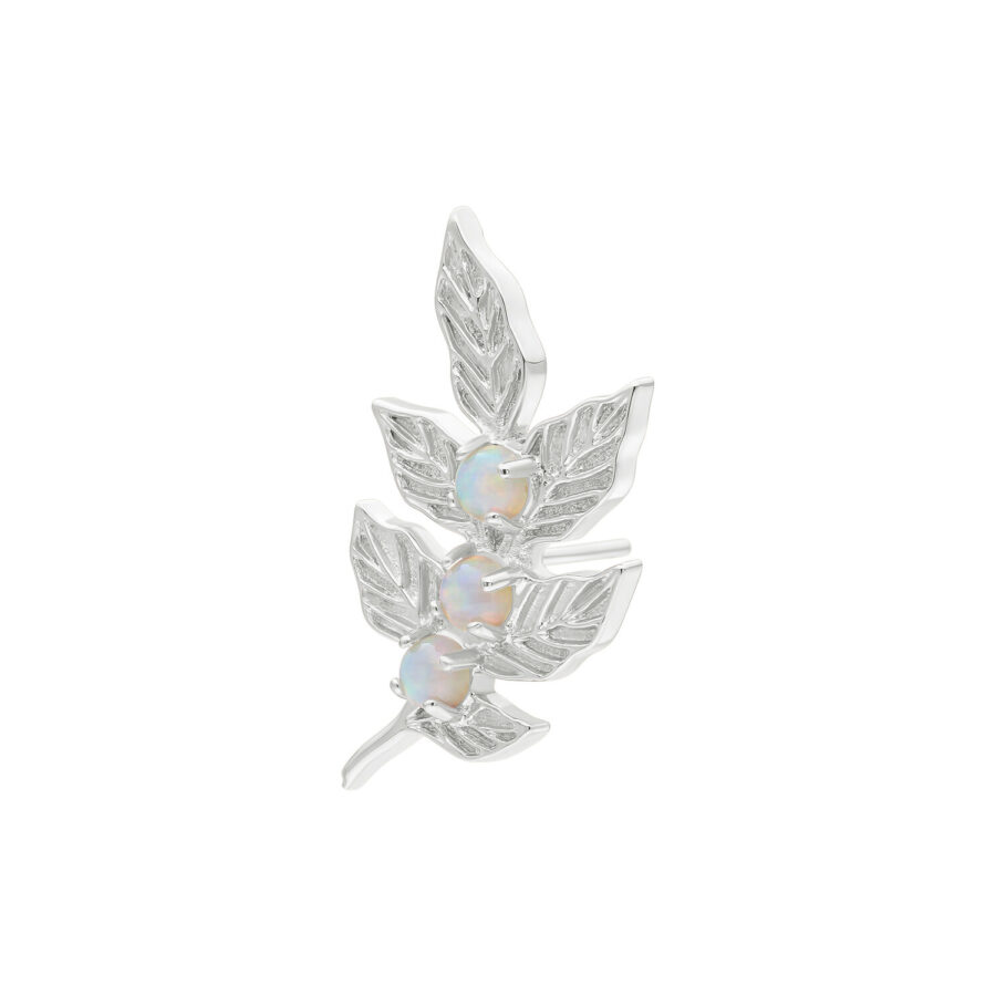 Adorno de hoja de oro blanco con piedras opalescentes sobre fondo blanco
