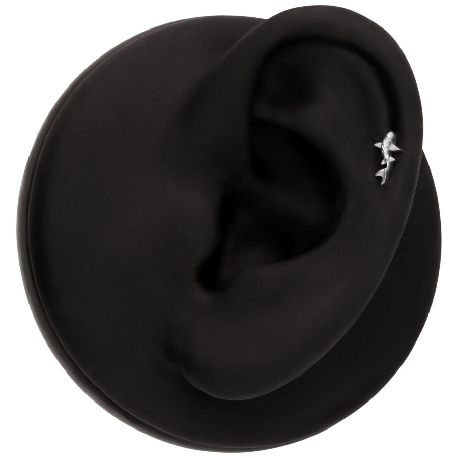 Accesorio de oreja negro con diseño de Koi plateado sobre fondo negro
