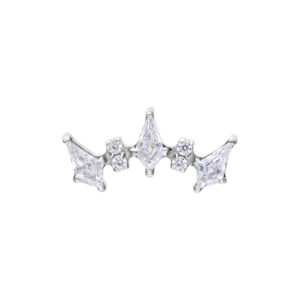 Accesorio de piercing plateado con cristales claros en forma de corona sobre fondo blanco